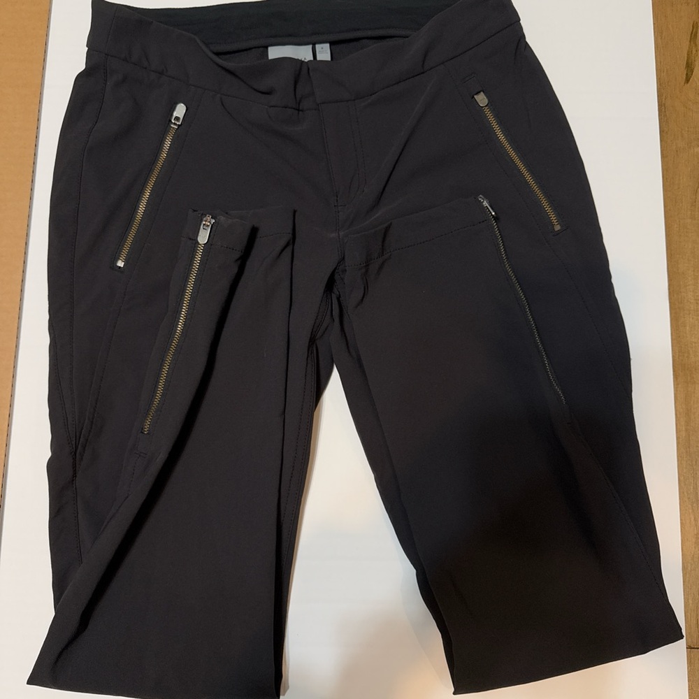 Women’s Athleta black sportswear jogger pants with zipper pockets #activewear